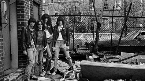  Blitzkrieg Bop: Enerjik Gitar Rifleri ve Baskın Vokallerle Dolu Punk Rock Başyapıtı