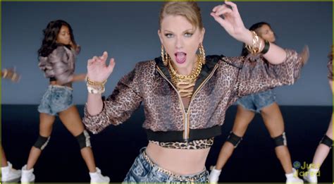 Shake It Off - Taylor Swift'ın bu enerjik pop şarkısı kalbinizi coşturacak ve sizi dansa davet edecek bir parça.